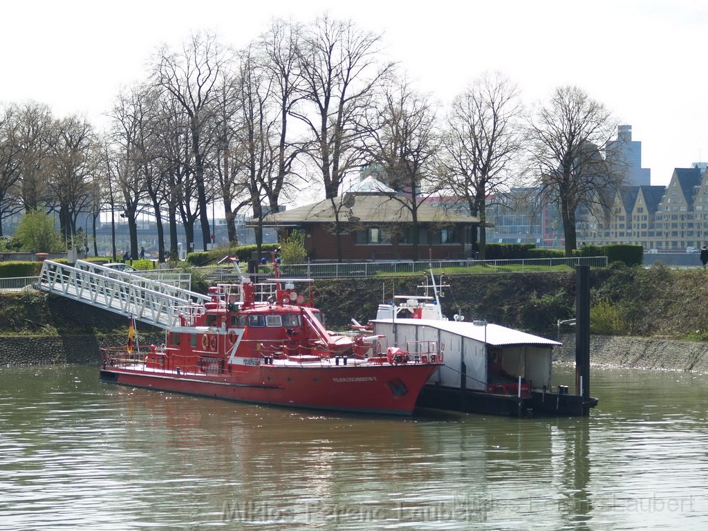 Feuerloeschboot 10-2      P196.JPG